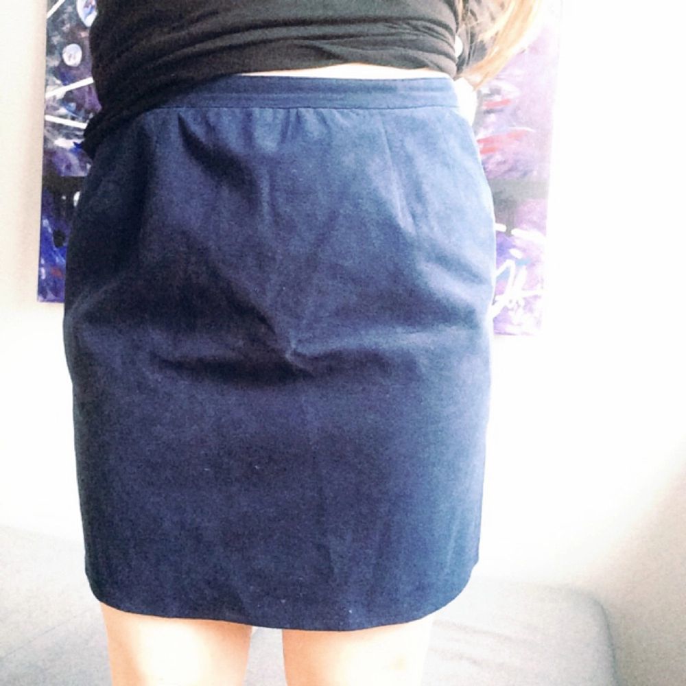 Fin mörkblå kjol från beyond retro! Står ej storlek men skulle säga M! . Kjolar.