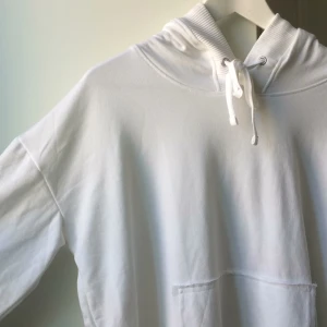  - Snygg oversized hoodie från zara, med ärmar som ser avklippta ut. Helt oanvänd. 