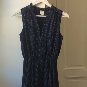  - Jättesöt marinblå och vitprickig klänning från monki. (Den lilla fläcken på sista bilden tvättas självklart bort vid köp!)
