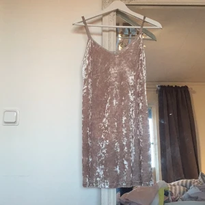  - Sammets klänning i en guld/champagne färg i en kortare modell! 