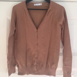  - Sparsamt använd kofta.