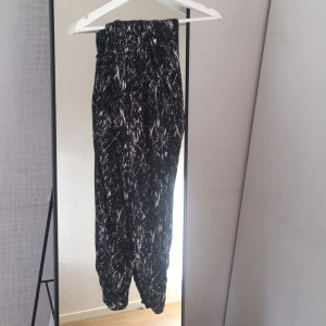  - Supersköna byxor från Lager157. Skönt material med fickor, pösiga upptill men tight längst ned. Bra skick!