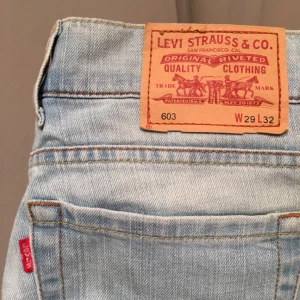  - Ljusa Levi's damjeans säljes! Storlek: W29, L32. Låg midja. Fint skick! 😊 Skickas, köparen står för frakten 💌