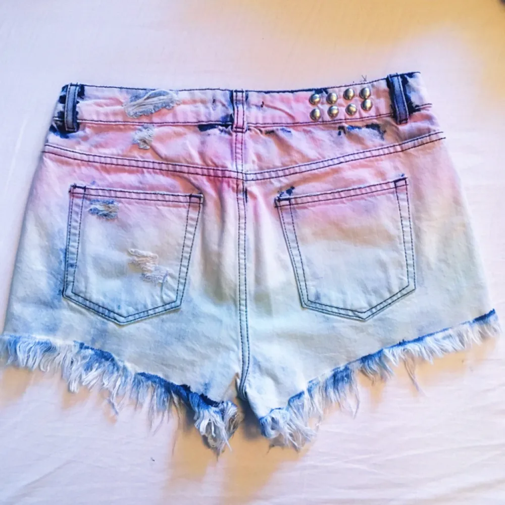 Jag säljer nu dessa blå/rosa färgglada shortsen!! Aldrig använda. Kan fraktas. Betalning sker via Swish! ✨. Shorts.