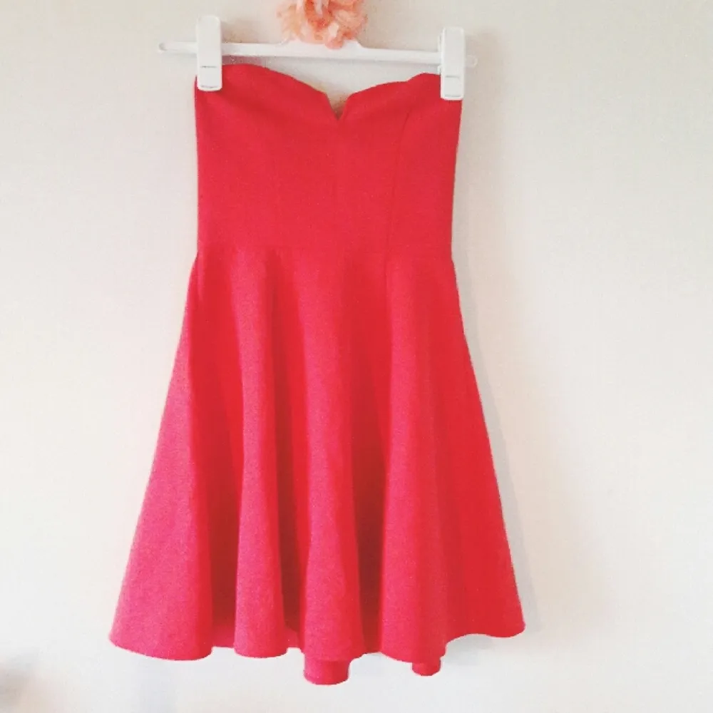 FRI FRAKT. Otroligt smickrande flirtig axelbandslös klänning i en lysande röd färg. Sitter snyggt på! inte min stil längre bara... Klänningar.