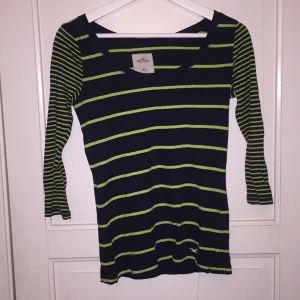  - Marinblå och grön randig hollister tröja med trekvarts ärm. Storlek xs.