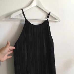  - Draperad klänning från Monki. Knälång till mig som är 1.60