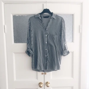  - Jättefin randig skjorta från Zara. Möjlighet att rulla up armarna och knäppa med en knapp (som på bild) eller ha armarna helt utrullade! Jag köpte XL och den satt bra oversize på mig som är en M. Köparen står för eventuell frakt 