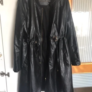  - Size M 38 , it's not real leather, but is warm