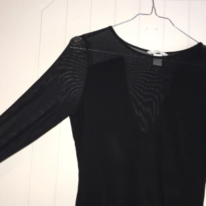  - Jättefin svart tröja som är genomskinlig på ärmarna samt stora delar av överdelen.   Köparen står för frakten.  Betalning sker via 