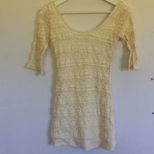  - Kort klänning med djup rygg