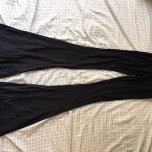  - Bootcuts från Brandy Melville i superskönt fake mocka material.