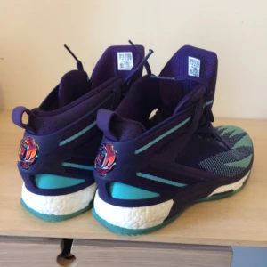  - Adidas D Rose 6. Basketsko i primeknit. Använda en gång. Retail price 1699:-