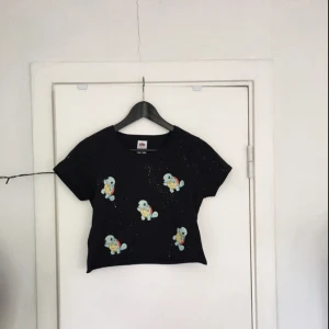  - Handgjord Pokémon Crop top från etsy! Fåtal använd! Betalningen sker via swish! Frakten är inräknad! 