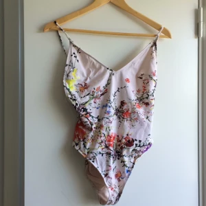  - Blommig baddräkt använd en gång.