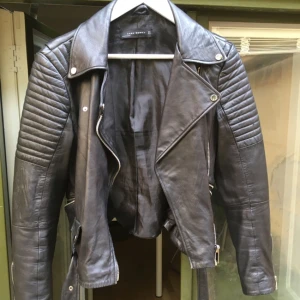  - Hej  Säljer en skinnjacka från zara, väldigt populär modell. Står storlek l men är som en xs/s