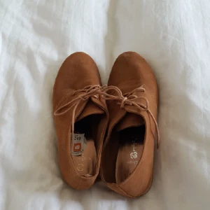  - Skor med mockaimitation från Din sko! Färgen är något mindre röd i verkligheten. Skulle säga att de är lite små i storleken. Endast använda 1 gång.  Tillkommer 39kr i frakt🌼
