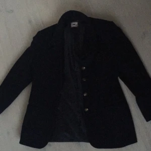  - Mörkblå/svart ullkavaj i fint skick. Säljer den för att den inte kommer till användning. Köparen står för frakten. 