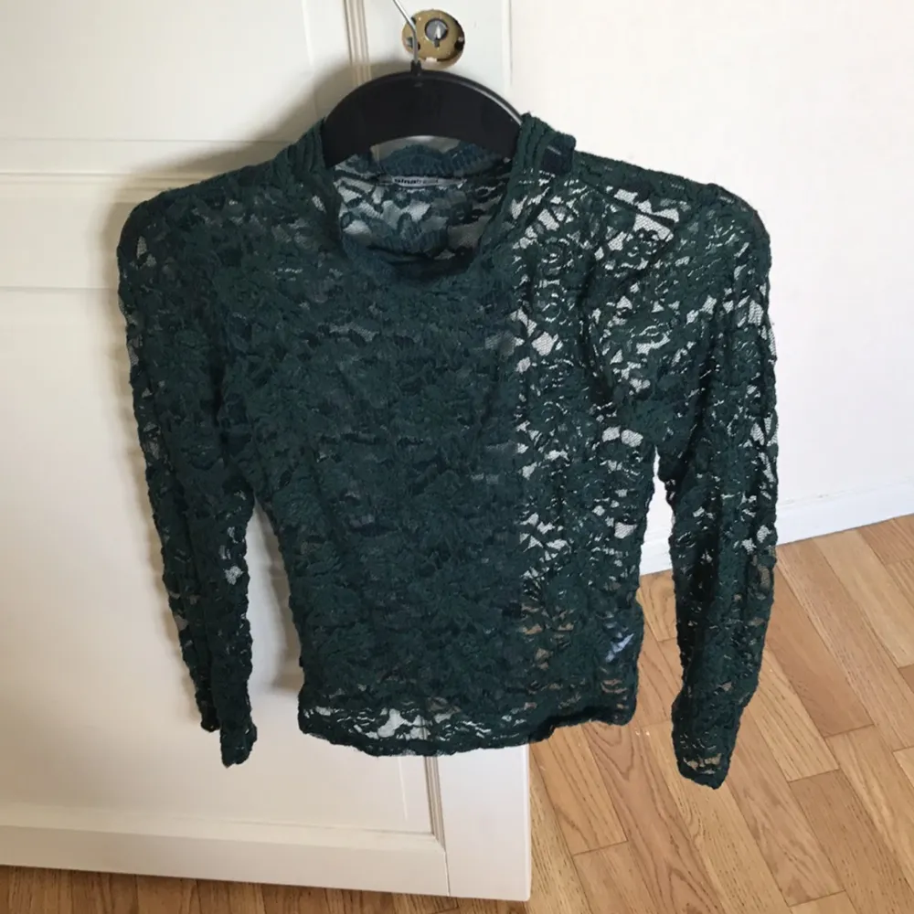 Transparent mörkgrön tröja i spets med relativt hög hals🌸. Tröjor & Koftor.