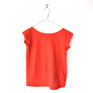  - Oerhört fräsch topp från Boomerang i god kvalitet, sitter som en smäck och passar perfekt för alla årstider. 97 % bomull, 3 % elastan.