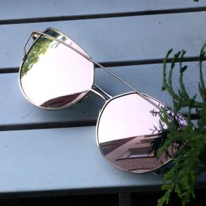 Helt oanvända solglasögon i roséfärgat glas med guldram. UV400. 20kr frakt.