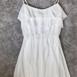  - Fin vit sommarklänning från Bikbok. Endast använd ett fåtal gånger.  