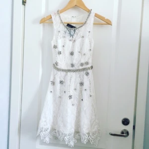  - Säljer denna helt nya klänning från Nelly. Perfekt till studenten! Säljer den för att den är för liten för mig och jag hade en annan studentklänning när jag tog studenten