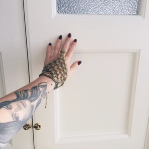  - Jättefint handsmycke i guld. Justerbart knäppe och justerbar ring! Säljer pga kommer tyvärr inte till användning. Köpare betalar eventuell frakt 