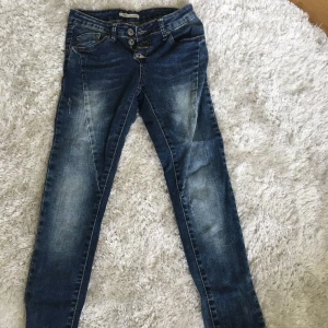  - Ett par snygga och coola jeans i storlek XS/34☺️dom är väldigt bekväma och stretchiga,använda ett par gånger men inte alls mycket☺️