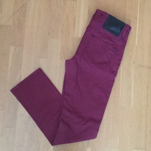  - Vinröda jean från Gina Tricot i storlek w30 eller 38. Bara använda en gång då dom är för små för mig. Dom har legat i garderoben, därav är dom aningen skrynkliga!