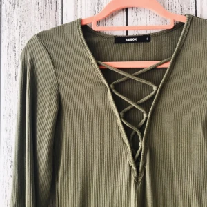  - Klänning från Bik Bok i militärgrönt. Säljes 80kr, frakt tillkommer.  Betalning sker via swish.