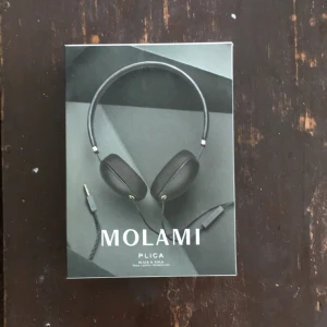  - Helt oanvända hörlurar från molami. Köparen står för frakt. 