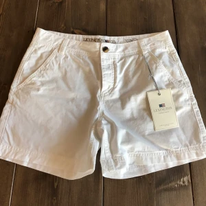  - Säljer ett par vita shorts från Lexington pga för stora för mig. Nytt pris 995:- jag säljer dom för 400:- dom är aldrig använda och kommer från senaste kollektionen