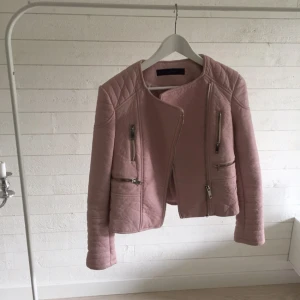  - Nypris 800kr använd Max 3 gånger... otroligt fin men används ej 