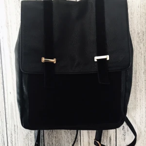  - Ryggsäck från Urban Outfitters. Säljes för 200kr, frakt tillkommer.