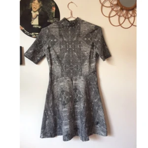  - Fin mönstrad Skater klänning i stl M. Köpt på Gina tricot, sparsamt använd. 