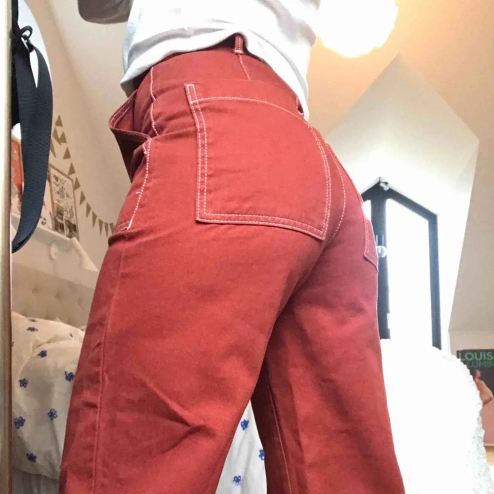 Supersnygga röda jeans med vita sömmar från Urban Outfitters, som tyvärr inte kommer till användning av mig.  Kan mötas upp eller frakta, frakt tillkommer!🧡. Jeans & Byxor.