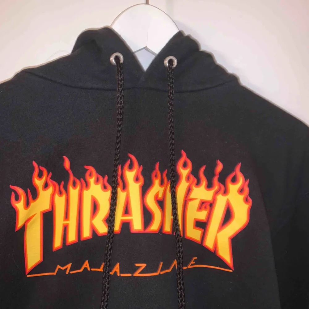 Svart hoodie från Trasher, fint skick. Köpt från Hollywood.se  Säljs för den aldrig kommer till användning. . Hoodies.