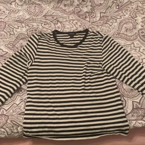  - En jätte fin svart randig tröja, använt kanske 2 gånger som mest men säljer för den inte passade på mig.   Storlek: S-M  Från monki.