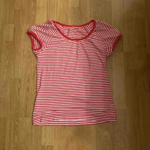  - Gullig tröja från Kappahl, kom inte ihåg priset men kanske runt 70-80 kronor.   Storlek: S och går ner till midjan ungefär.