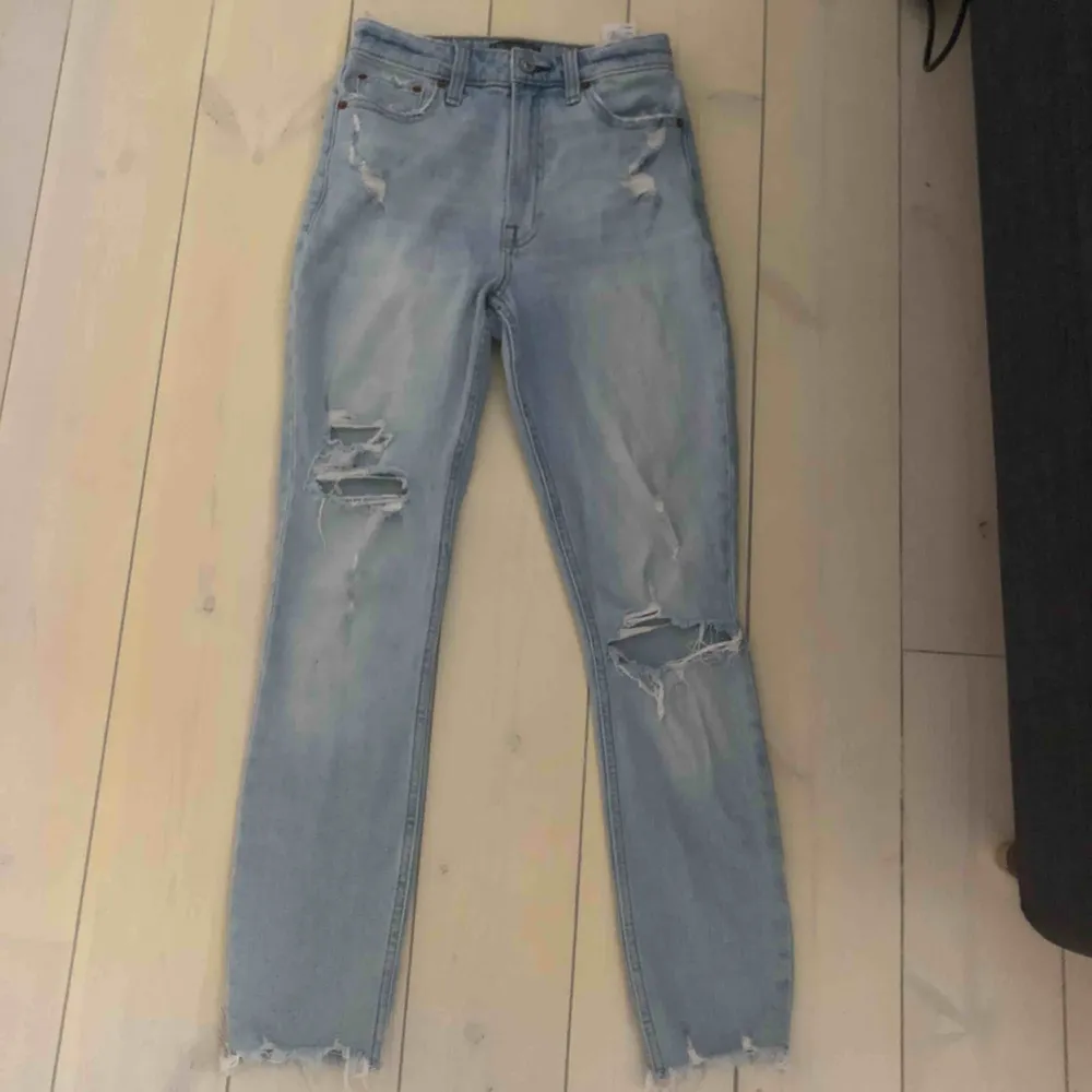  ljusblåa jeans med slitningar. Säljer för de inte är min stil längre . Jeans & Byxor.