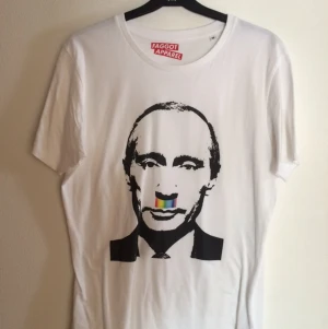  - Tshirt med Putinmotiv från Faggot Apparel. I mkt fint skick :)