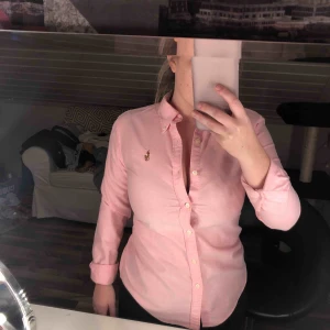  - Fin skjorta från ralph lauren. Väldigt lite använd! Säljes pga för liten vid bysten
