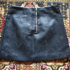  - Skinnkjol (ej äkta) men stjärnor. Storlek 38. Från h&m. Möts upp i Borås eller fraktas för 36:- 😊⭐