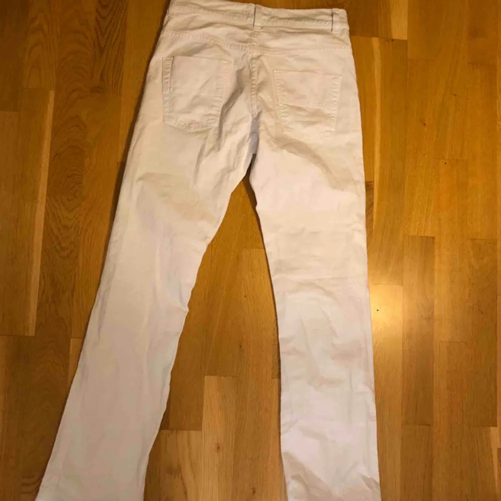 Kolla profilen, garderobsrensning och låga priser!   Filippa K jeans storlek W28L32 enligt lapp. Lite uppsydda men går att sprätta upp. Midjemått: 37cm tvärsöver. Innerbenslängd: 75cm 100% bomull! Köpare betalar frakt, skriv vid samfrakt!. Jeans & Byxor.