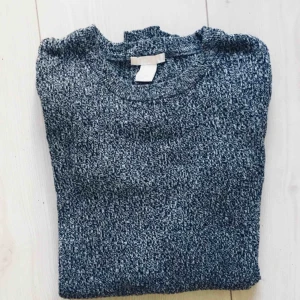  - Säljer en fin stickad tröja från H&M som tyvärr aldrig kommer till användning. Helt felfri. 