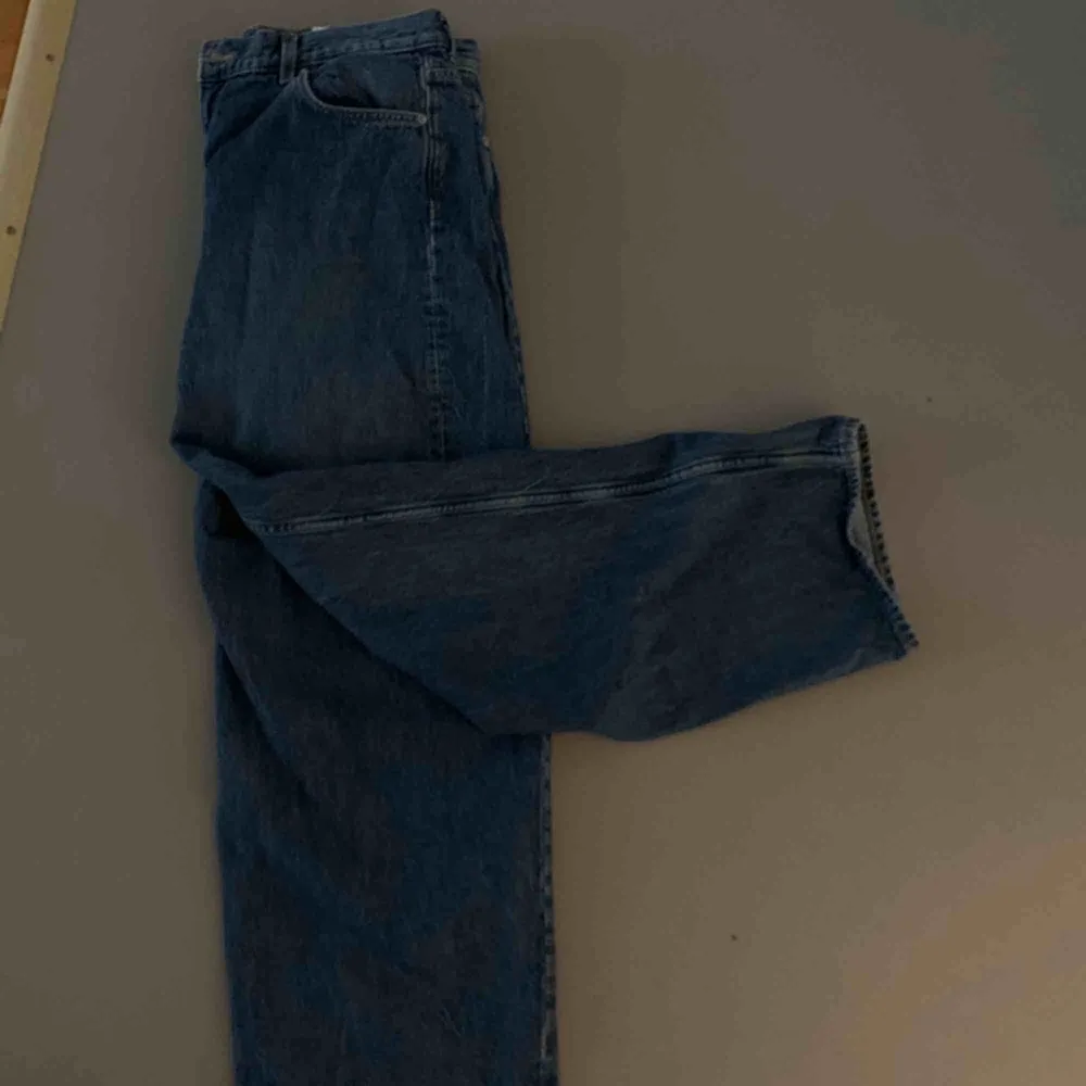ett par byxor från weekday som jag inte har någon användning av längre. Dom är i bra skick och jag köpte dom för 600. Modellen heter rail. Frakt står du för själv :) . Jeans & Byxor.