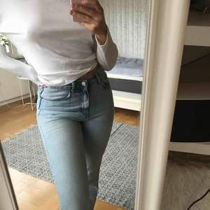Ett par ursnygga Weekday jeans som är använda fåtal gånger!! Modellen ”VOYAGE” 