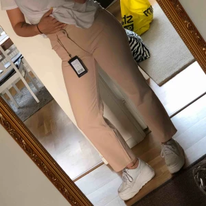  - Beiga byxor ifrån Even & Odd. Säljes pga passar inte mig längre. Ankellånga. Köparen står för fraktkostnad 