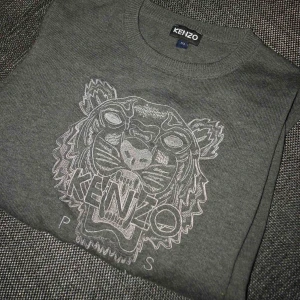  - Kenzo tröja! Använd 1 gång typ!!  Storlek 174 i barnstorlek men passar xs! Fick i present men inte min stil. 